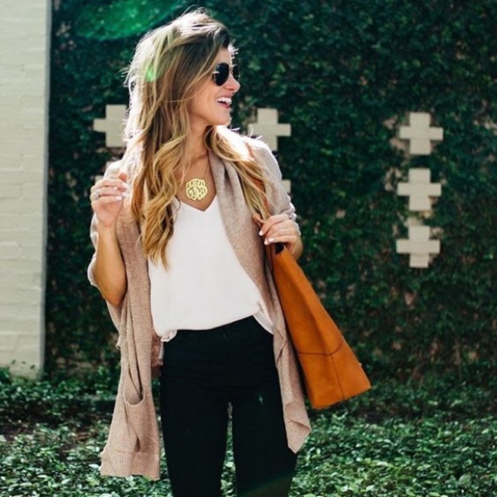 RESTOCKED ✨ white v neck tee shirt front pocket - Picture 7 of 7